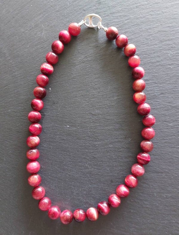 Magenta tijgeroog ketting met 10 mm kralen en luxe grote lobstersluiting
