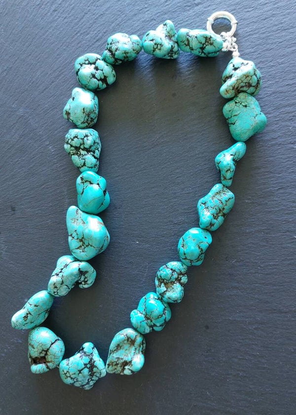 Turkoois ketting met extra grote kralen 1,5 tot 3 cm met grote zilveren boeisluiting