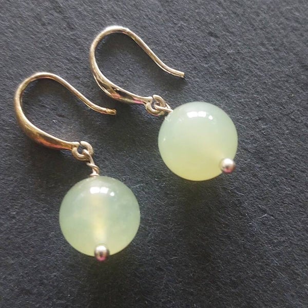 Helder licht groene jade bolletjes 10 mm met luxe oorhaakjes
