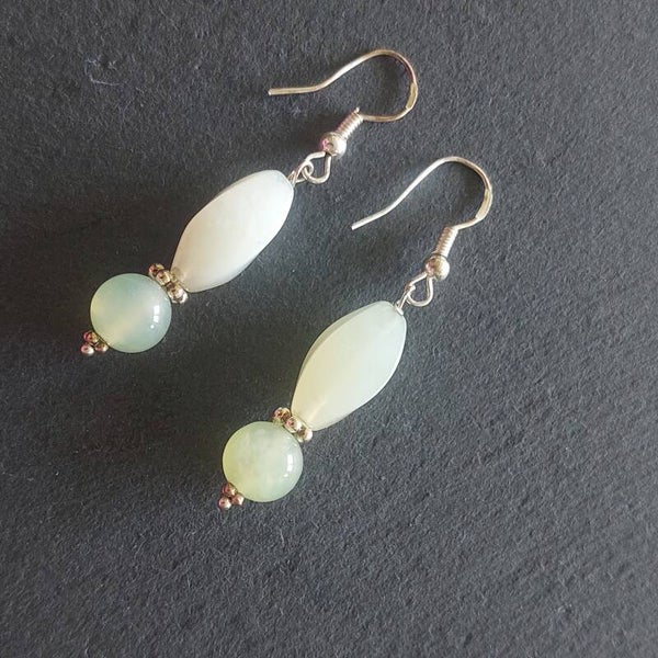 Lange  licht groene jade hangers met zilveren oorhaakjes