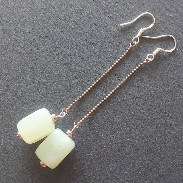 Lange licht groene jade blokjes 10 mm met zilveren oorhaakjes