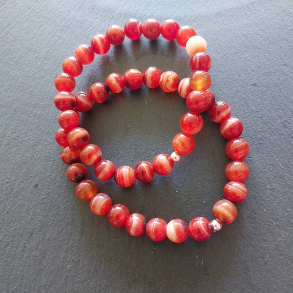 Oranje gemeleerde carneool armband van 8 mm kralen met zilveren kraal