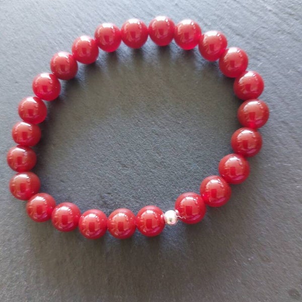 Donker oranje carneool armband van 8 mm kralen met zilveren kraal