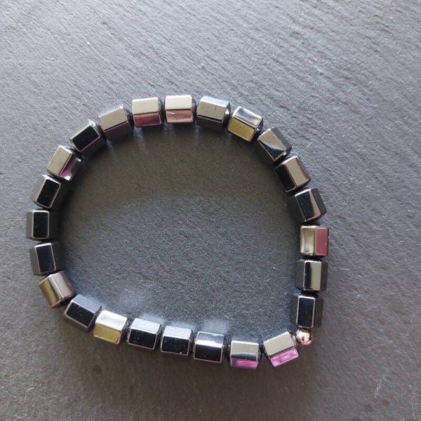 Hematiet armband van 5 hoekige kralen met zilveren kraal