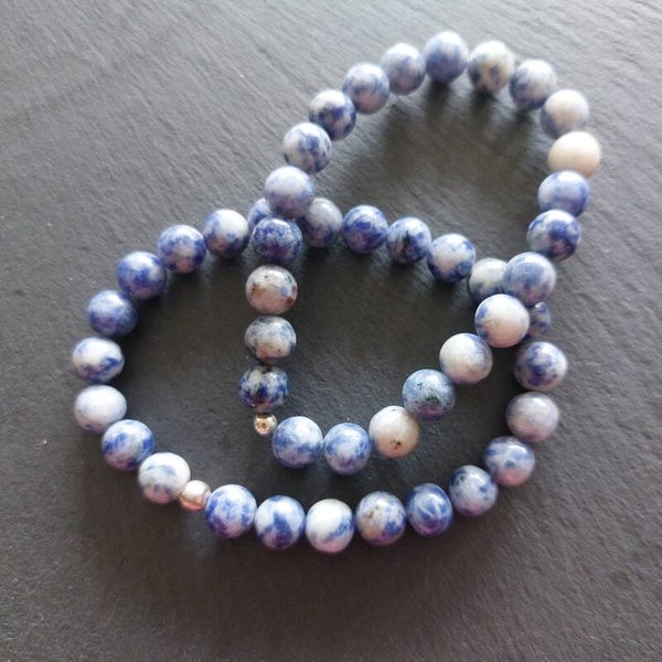 Sodaliet armband met 8 mm kralen en een zilveren kraal