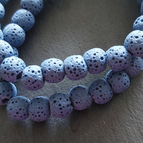 Gekleurde blauwe  lavasteen armband met 8 mm kralen en een zilveren kraal