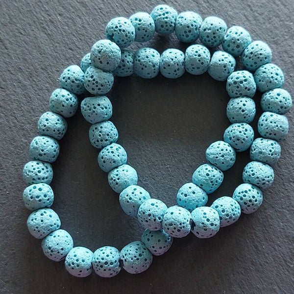 Gekleurde lichtblauwe  lavasteen armband met 8 mm kralen en een zilveren kraal