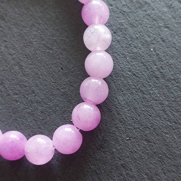 Licht paarse Kunziet armband met een zilveren kraal