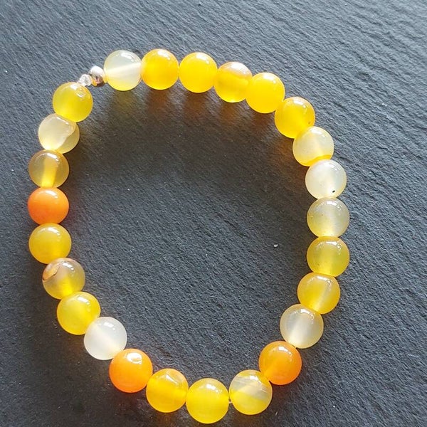 Gele Agaat armband met 8 mm kralen en een zilveren kraal