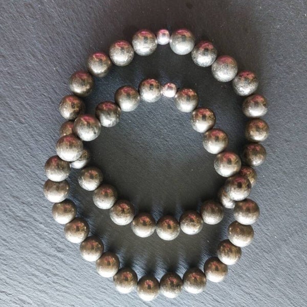 Bronziet armband met 8 mm kralen en een zilveren kraal