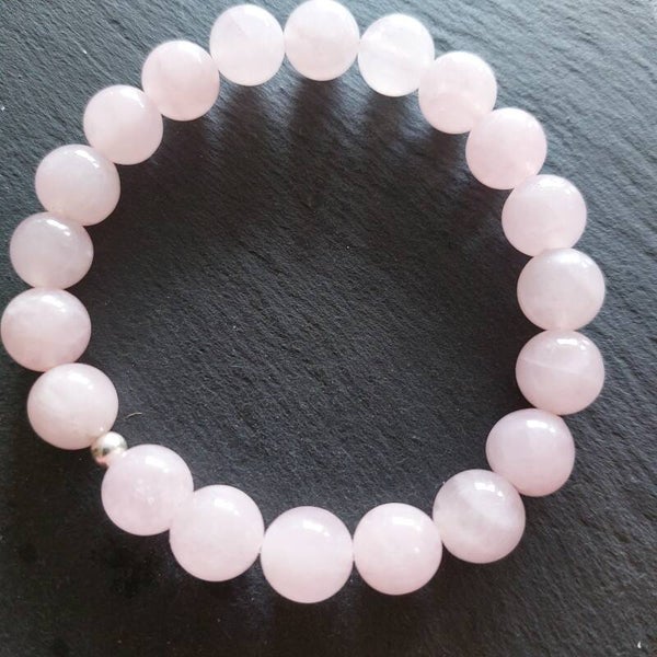 Rozenkwarts armband met 8 mm kralen en een zilveren kraal