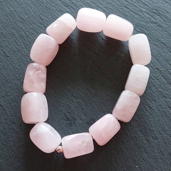 Rozenkwarts armband met grote vierkante kralen en een zilveren kraal