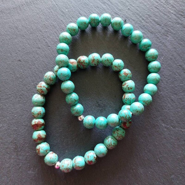 Turkoois armband met 8 mm kralen en een zilveren kraal