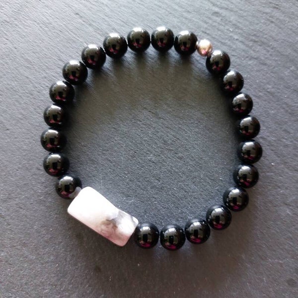 Onyx armband met centrepiece van een agaatkraal en een zilveren kraal