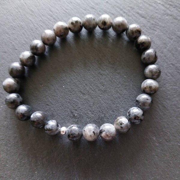 Larvikiet armband met zilveren kraal