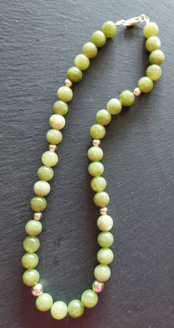 Peridoot ketting  10 mm met  6  x 6 mm en 2 x 8mm  premium goldplated tussenkralen