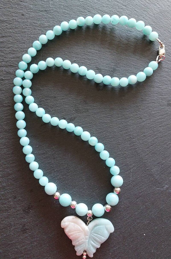 Amazoniet ketting, 6 en 8 mm maat kralen met amazoniet vlinder hanger en zilveren tussenkralen