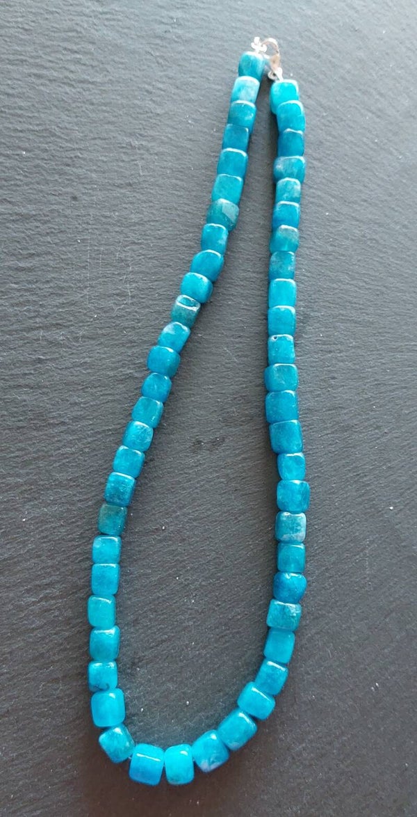 Apatiet ketting met  cilinderkralen van 12 x 8 mm en zilveren tussenkralen en lobstersluiting
