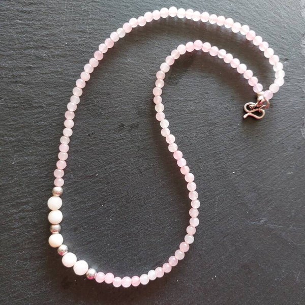 Rozenkwarts kristal ketting met centrepiece van 6 mm en zilveren tussenkralen en  S sluiting