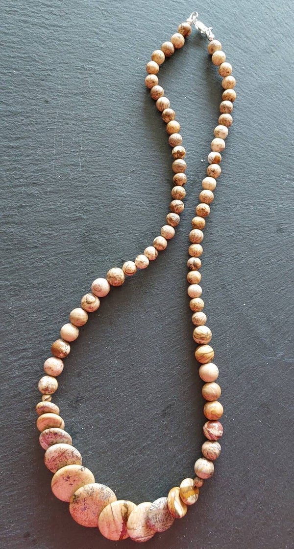 Landschaps jaspis ketting met centrepiece van overlappende in maat oplopende platte ronde kralen en lobster sluiting