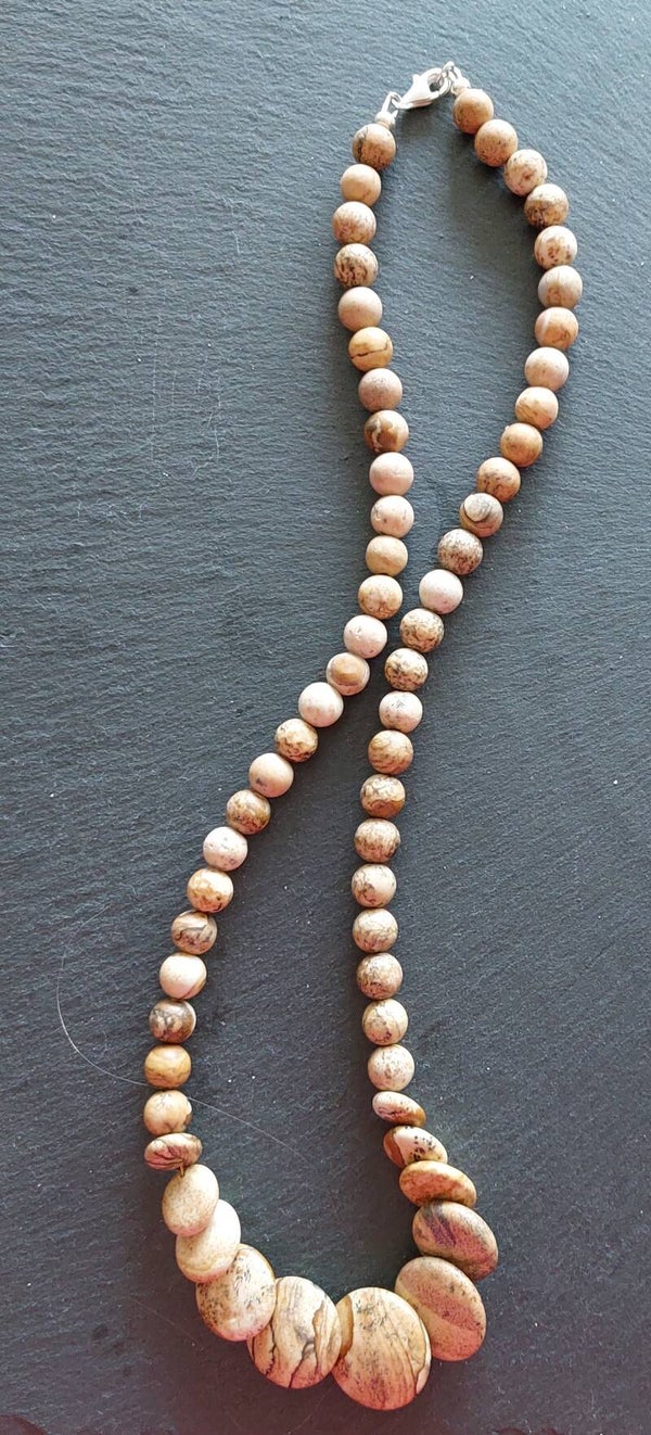 Landschaps jaspis ketting 6 mm kralen met centrepiece van overlappende in maat oplopende platte ronde kralen en lobster sluiting