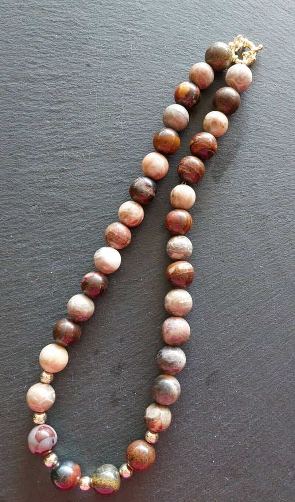 Bruine agaatketting, diverse varianten 12mm met zilveren tussenkralen en boeisluiting