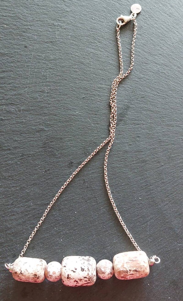 Zilveren ketting met centrepiece van ruwe matte landschapsjasïs kralen en lobstersluiting