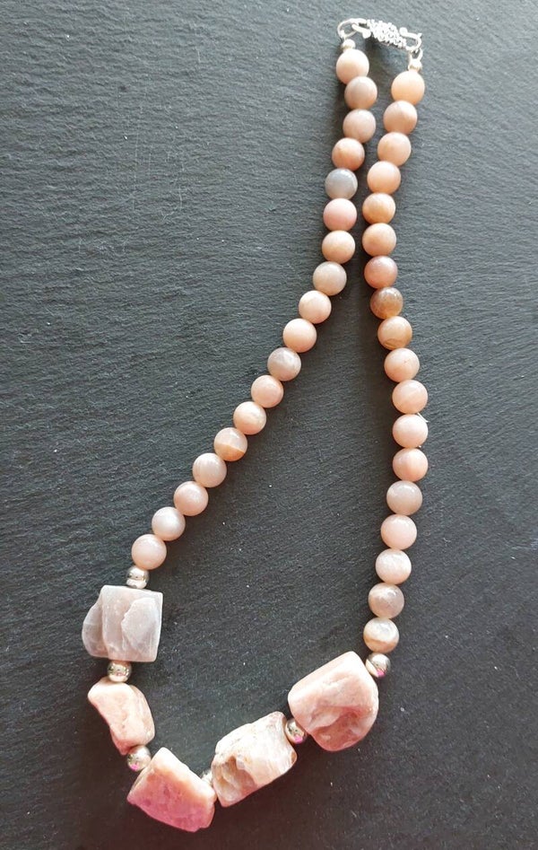 Zonnesteen ketting  8 mm met  5 stuks ruwe stenen  met zilveren tussenkralen en S sluiting