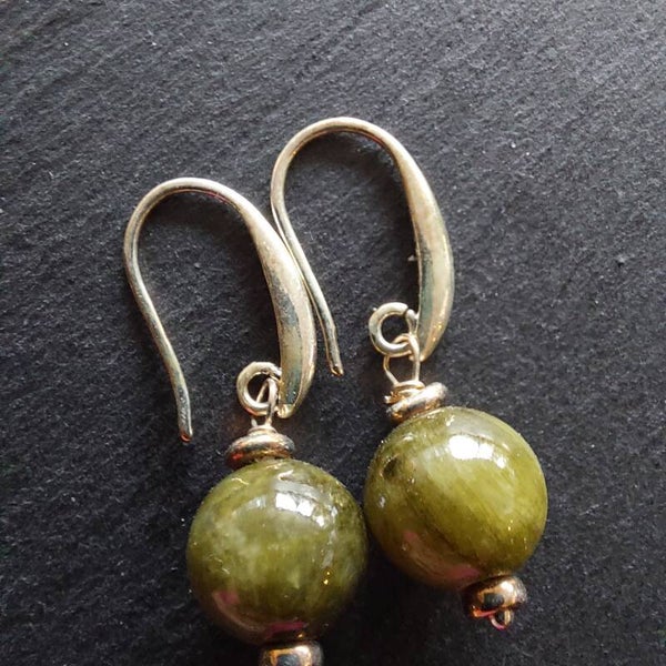 Mosgroene jade oorbellen 8mm