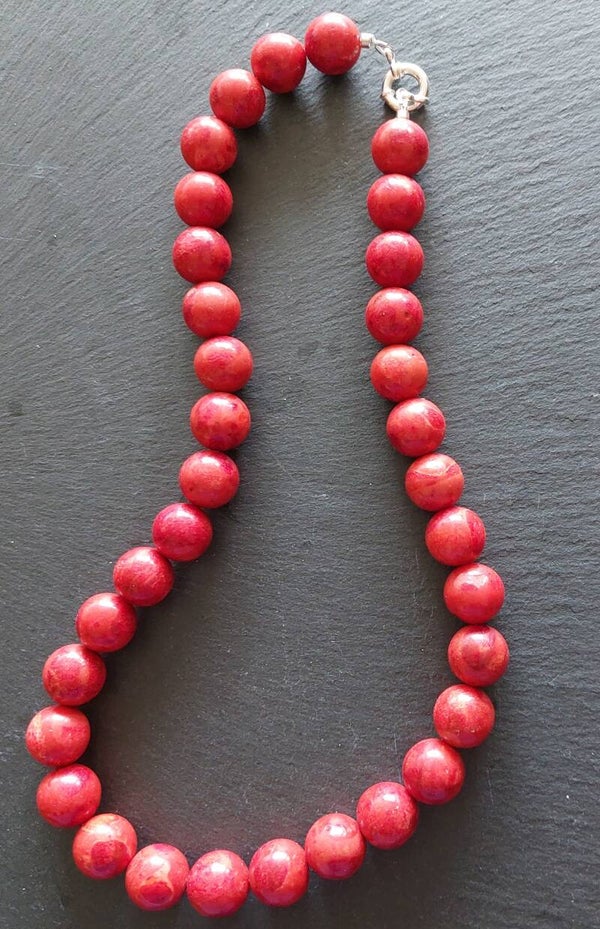 Rode koraal  ketting 12 mm kralen  met zilveren boei sluiting