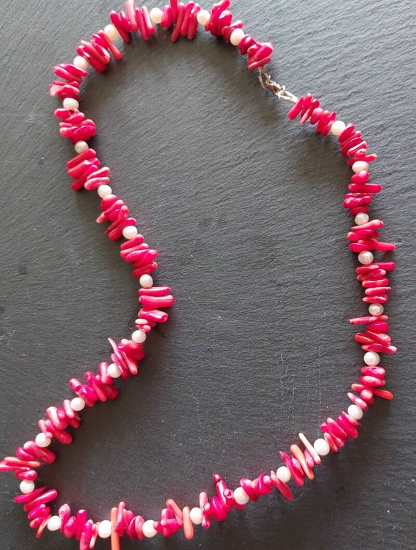Rode koraal met kleine parels ketting en lobster sluiting