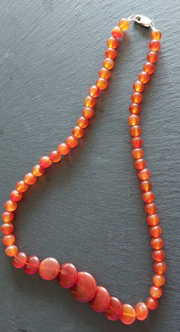 Carneool ketting 8 mm met centrepiece van ronde platte overlappende kralen met zilveren lobstersluiting