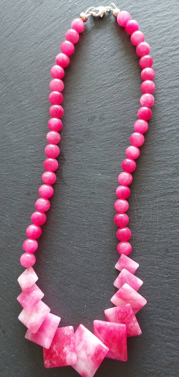 Rhodoniet 8 mm met rode agaat en wit gemeleerd met centrepiece van platte vierkante overlappende kralen met kleine boei sluiting
