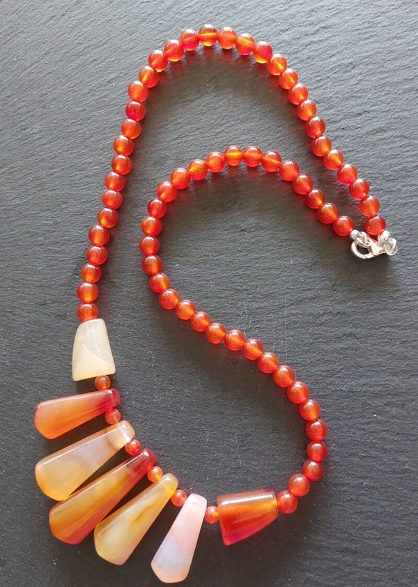 Carneool ketting 6mm met centrepiece pegels met zilveren lobstersluiting