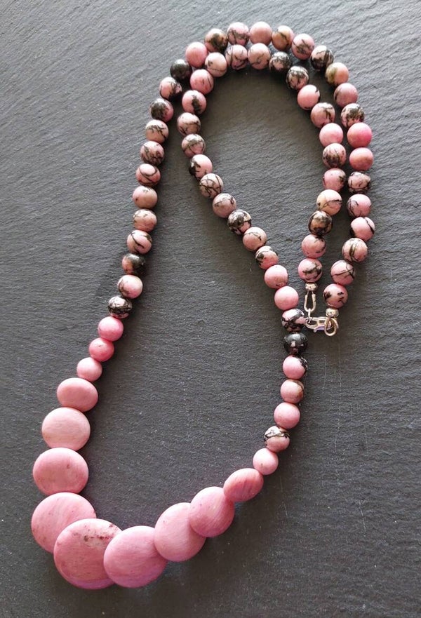 Rhodochroniet ketting met centrepiece van ronde overlappende  kralen en lobstersluiting