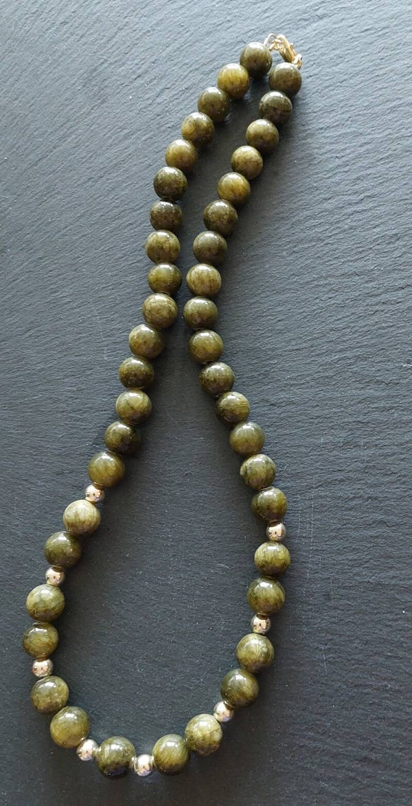 Mosgroene jade ketting met 6mm zilveren tussenkralen en lobstersluiting