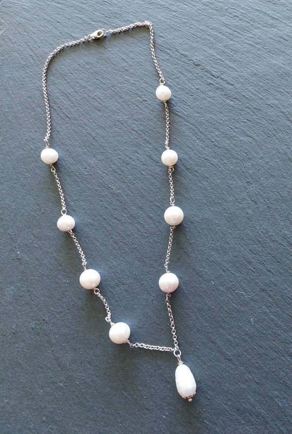 Zilveren ketting met parel tussenkralen en parel druppel als hanger