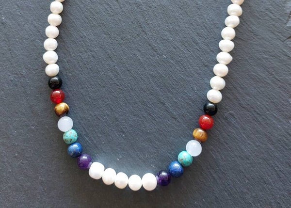 Parelketting met centrepiece van 2x chakra kralen met zilveren lobstersluiting