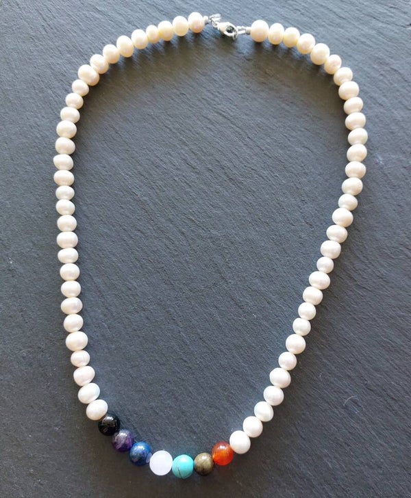 Parelketting met centrepiece met chakra kralen met zilveren lobstersluiting
