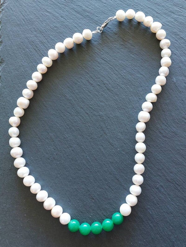 Parelketting met centrepiece van groene jade met zilveren lobstersluiting