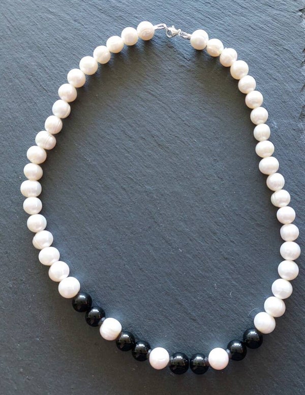 Parelketting met centrepiece van onyx met zilveren lobstersluiting