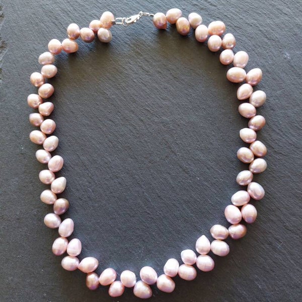 Parelketting met abrikoosroze topgeboorde parels en lobstersluiting