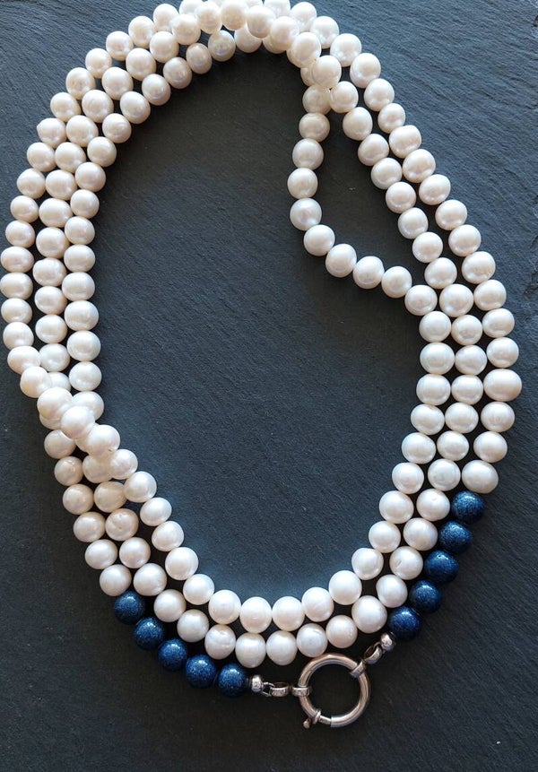 Parelketting 10 mm extra lang en weerzijds van de heel grote boeisluiting Lapis Lazuli kralen