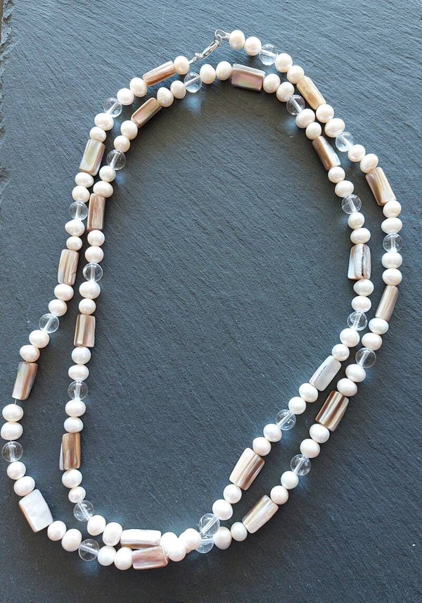 Parelketting, beige parelmoer 4kant en bergkristal  lange ketting  ca. 100 cm