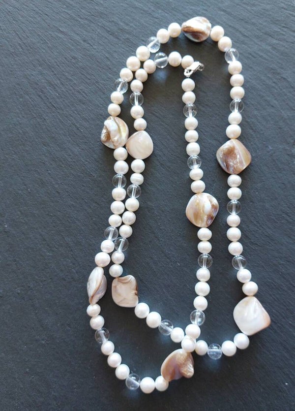 Parelketting, beige parelmoer kralen bergkristal  lange ketting  ca. 88 cmcm