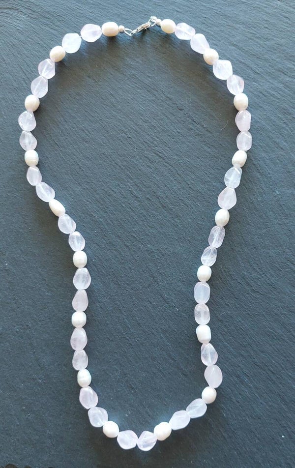 Rozenkwarts met parels ketting met zilveren lobster sluiting