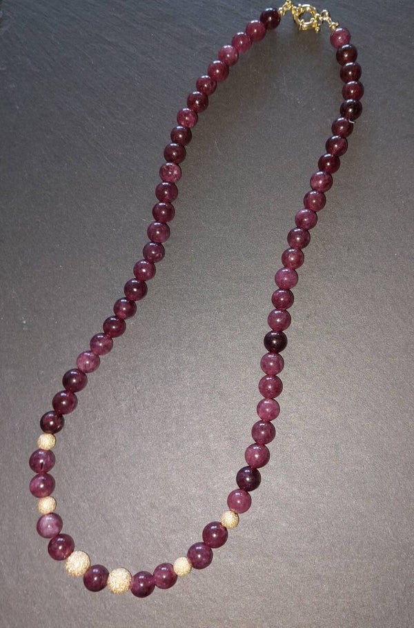 Granaatketting 8mm met 6 matte vermeil tussenkralen en een boeisluiting