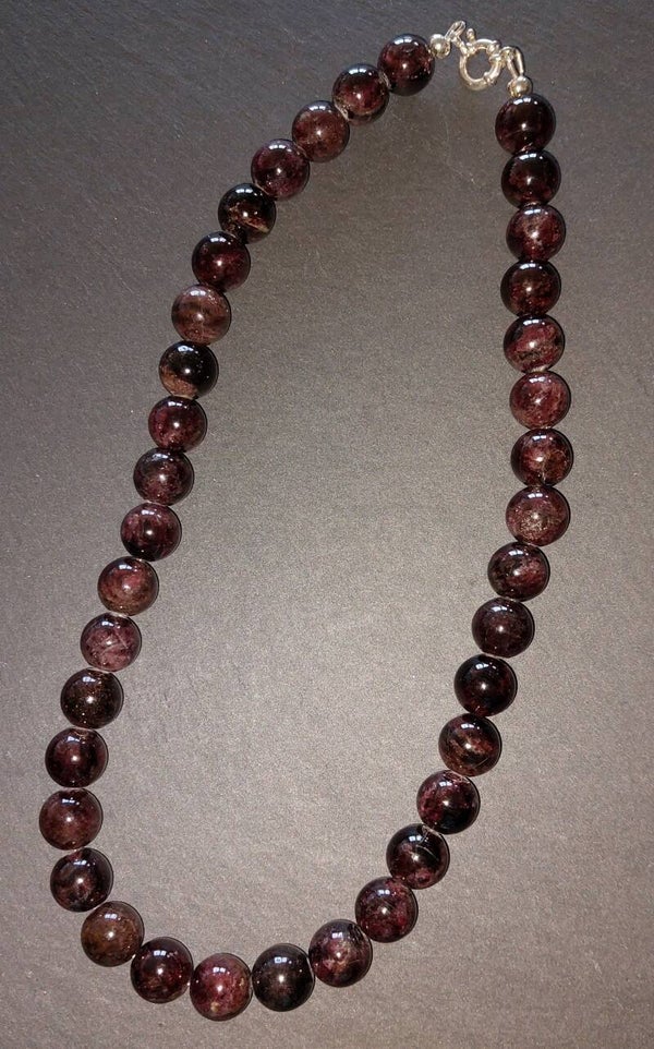 Granaat ketting met 12 mm kralen en zilveren boeisluiting