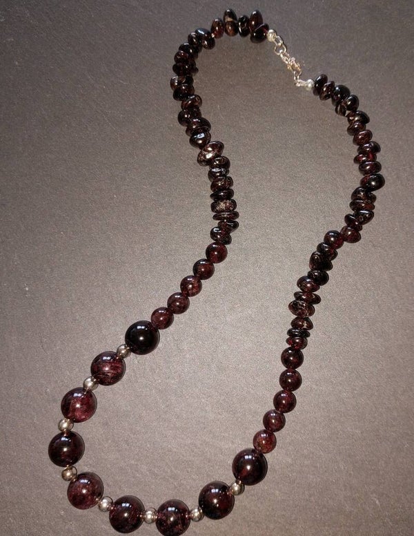 Granaat ketting met 8mm kralen en zilveren tussenkralen en lobster sluiting