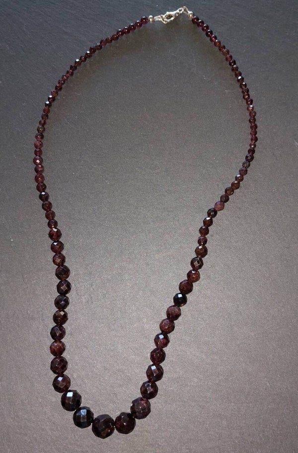 Granaat torenketting in formaat oplopend 4.5 mm tot 10 mm kralen met zilveren lobstersluiting